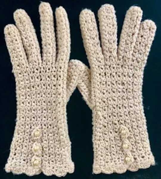 Rare Saks Fifth Avenue Crochet Beige Gloves. Circa 1940’s. Size S