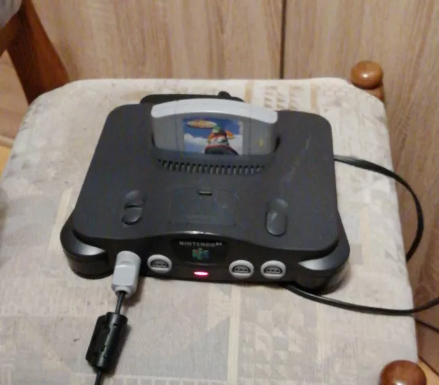 Nintendo 64 Konsole mit 2 Controllern und 2 Spielen N64