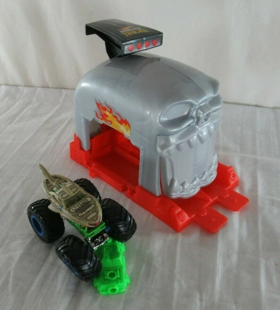 Hot Wheels Monster Jam Skull Launcher + Leopard Shark Truck & Wreck Mattel 2019