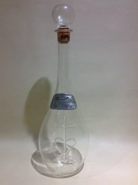 Ancienne carafe à vin en verre avec plaque étain Cave pilote de GALLICIAN