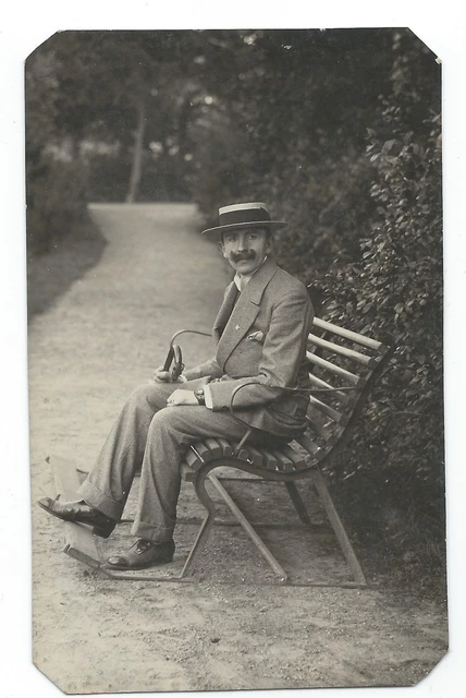 BM590 Carte Photo vintage card RPPC Homme mode fashion moustache assis banc