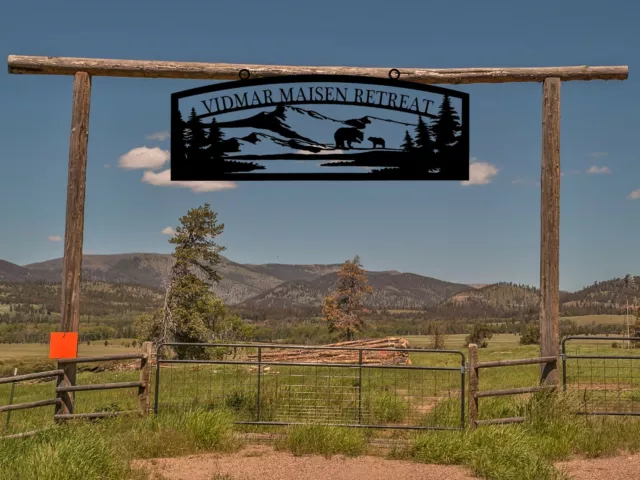 Large Entrance/Gate Farm Sign with Bears, Mountain Silhouette, Cabin, S1403