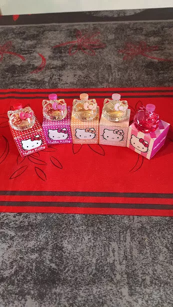 lot 5 Miniatures de parfum Hello Kitty  pleines avec boites