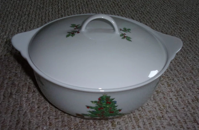 Holiday Hostess 2 1/2 Quart Covered Casserole Dish