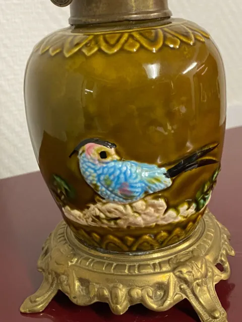 Lampe à pétrole ancienne en barbotine décor d'oiseaux et piétement bronze doré 3