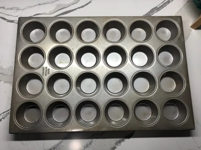 Commercial Muffin Pan Chicago Metallic 552D, 24 count