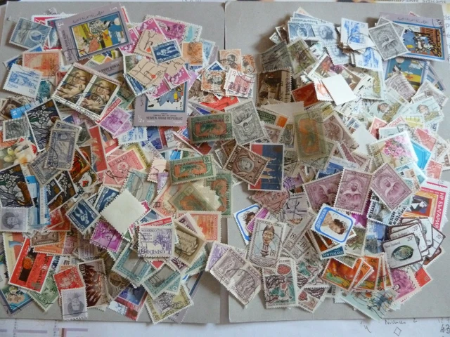 Lot De 10000 Timbres Du Monde Entier - Collection Variée Oblitérée - Idéal Pour Collectionneurs