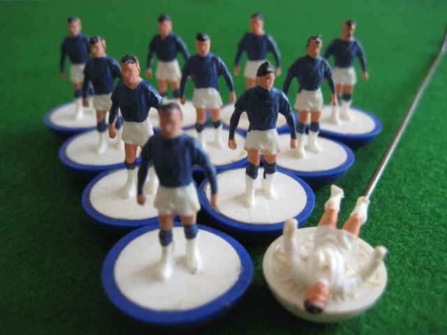 Anciennes Figurines Subbuteo Everton Réf 2 Blanc Et Bleu - Lot Rare Pour Collectionneurs