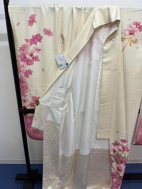 Furisode Kimono Japan Pure Silk Used Long-Sleeved Kimono White Background