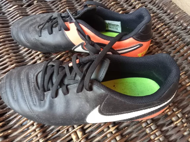 1 paire de crampons chaussures foot NIKE 37.5 excellent état