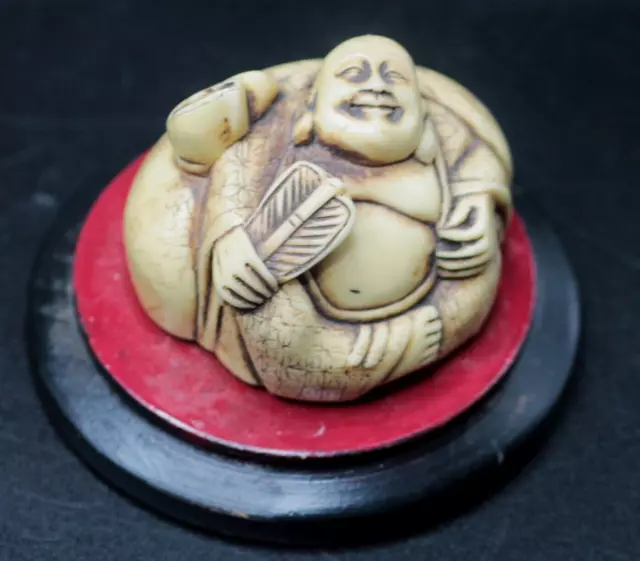 Hotai Glücksgott NETSUKE geschnitzt Fächer Kalligraphie Blumendekor Sockel #2