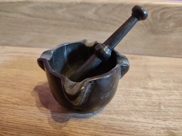 ANCIEN MORTIER D'APOTHICAIRE en bronze massif avec pilon du XVIIIe