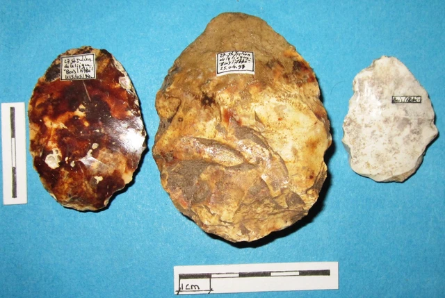 Biface En Silex Du Paléolithique - Outil Préhistorique Authentique (France)