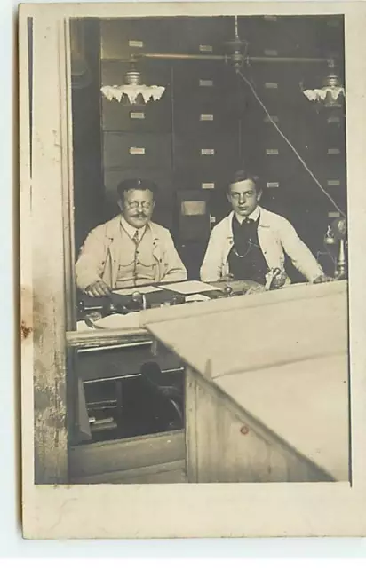 Carte photo à Identifier - Deux hommes à un bureau