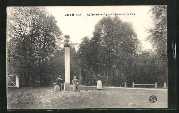 CPA Coye, the Crochet de Coye and the Avenue de la Gare, Wegweiser with view of the r