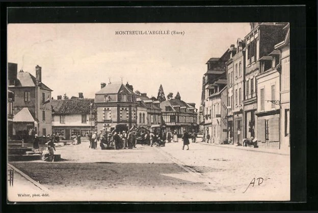 CPA Montreuil-L´Argillé, vue de la rue avec des passants