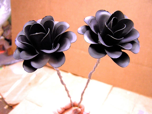 2 Grandes Metal NEGRO Rosa Flores con Alambre Inoxidable Envuelto Plata TALLOS