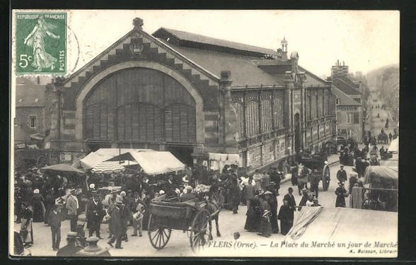 CPA Flers, La Place du Marche un jour de Marche