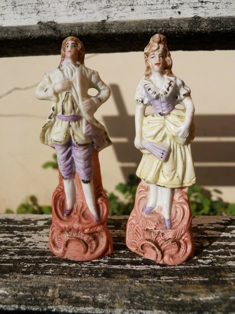 Paire de personnages en biscuit peint élégant élégante polychrome