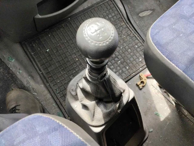 Soufflet Levier De Vitesse Housse Cuir – Compatible Iveco Daily MK4 2006-2011 (Conduite à Gauche)