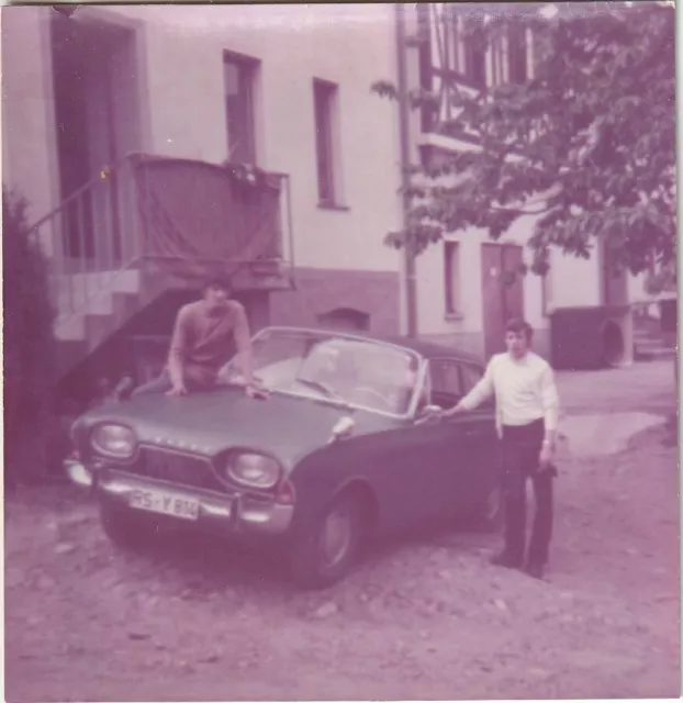 Foto 2 Männer neben Ford Taunus P3 1972 Auto Oldtimer PKW Car