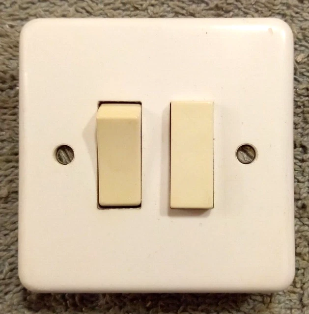 Double Interrupteur Et Poussoir Legrand Neptune 2 – Blanc – Ancien Modèle (80552)