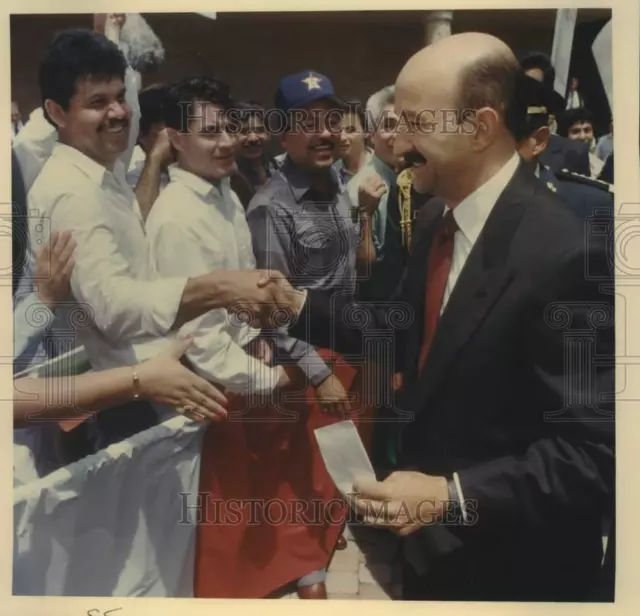 1991 Press Photo Carlos Salinas De Gortari shakes hands with Spectators