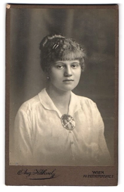 Photography Aug. Kühnel, Vienna XV, Reithoferplatz 7, young woman with large brosc