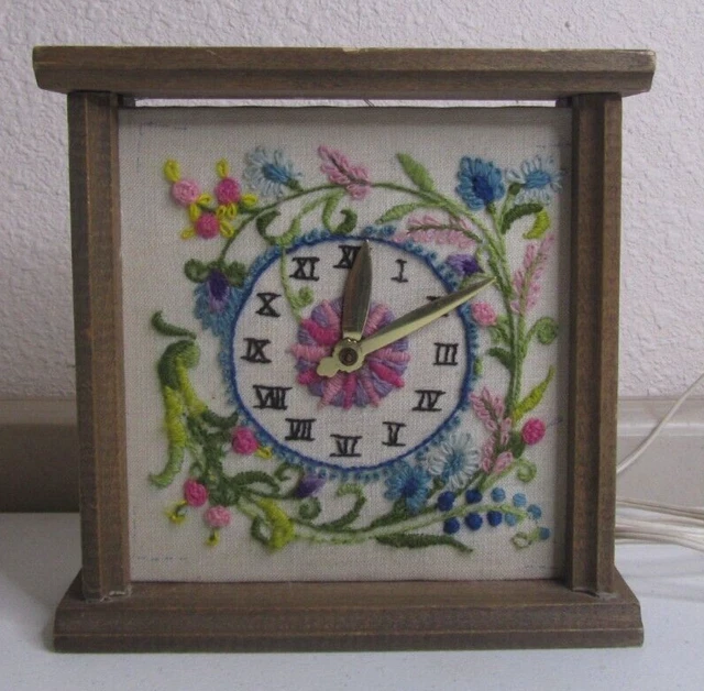 Reloj eléctrico de colección bordado floral crewel funciona