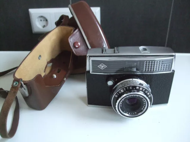 Fotoapparat in Ledertasche, Agfa Silette Record mit Color Apotar 1:2,8/45 mm