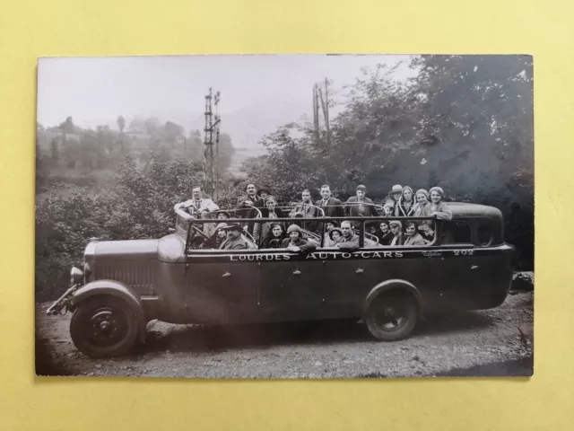 cpa Carte Photo 1930 VÉHICULE de TRANSPORT AUTO CARS LOURDES Pélerins Catholique