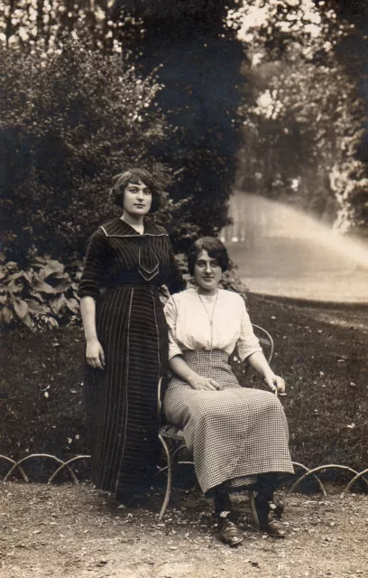 BE771 Carte Photo vintage card RPPC Femme woman mode fashion jardin assis