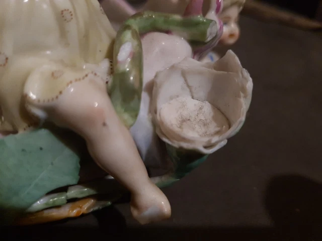 Un groupe en biscuit de porcelaine polychrome 6