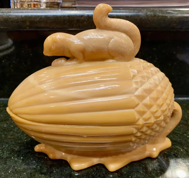Vintage LE Smith Butterscotch Glass Acorn Squirrel Covered Candy Dish
