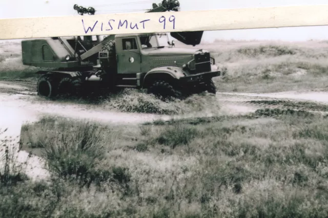 NVA-Foto Oldtimer DDR Pioniere LKW Kraz Autobagger EOW305 volle Fahrt im Gelände