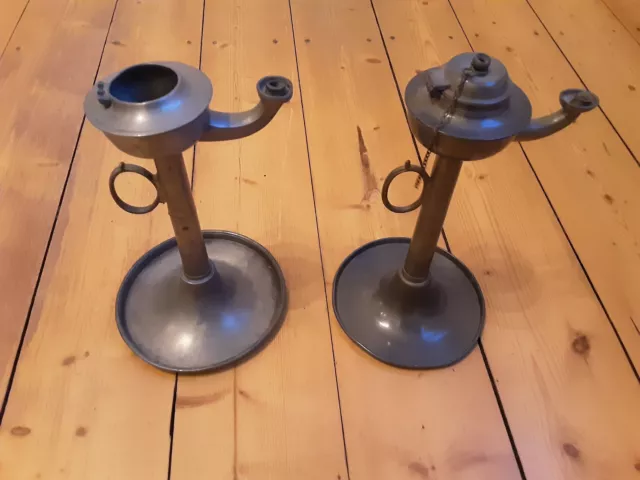 Öllampen aus Zinn - zwei sehr ähnliche - ohne Punzen - verm. 19. Jahrhundert