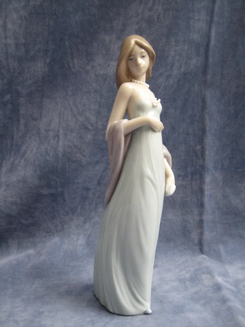 Naive Woman Figur SKU 01005487