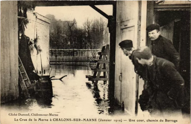 CPA La Crue de la Marne a CHALONS-sur-MARNE (Janvier 1910) - Une cour (742636)