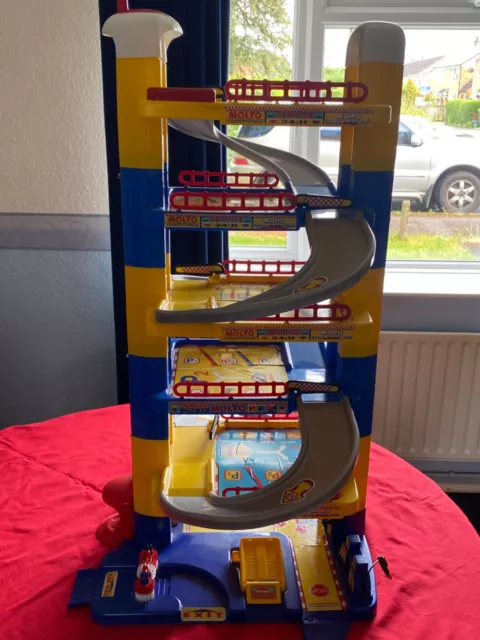 Molto 7 storey parking garage shop