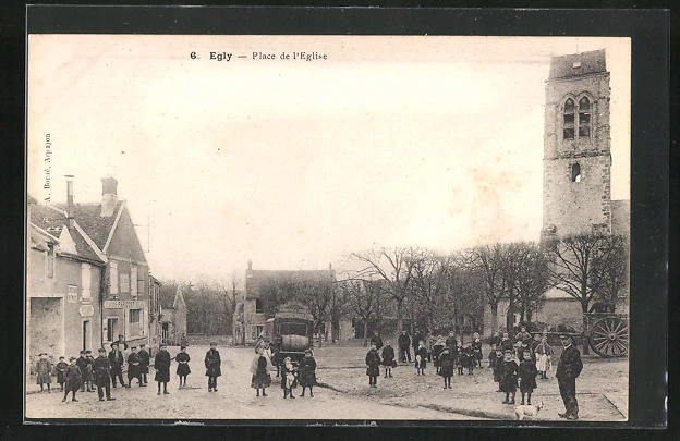 CPA Egly, Place de l´Eglise