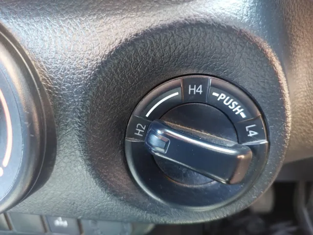 4X4 Four Wheel Drive - 2015 Toyota Hilux Sr 2.8 Turbo Diesel Dual Cab Ute 11