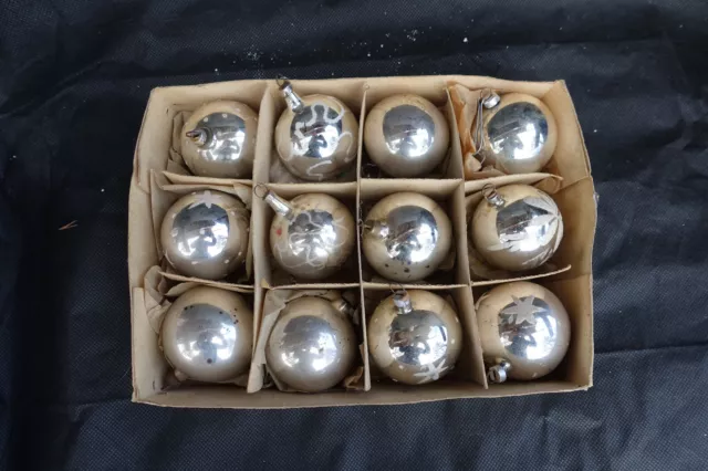 12 Stück alte Christbaumkugeln - beglimmert  uni silber -  Christbaumschmuck