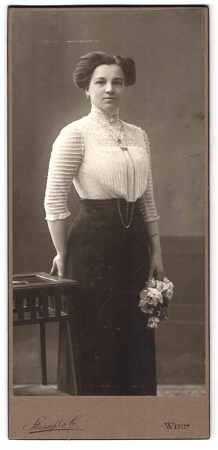 Fotografie Strauß & Co., Wien, Mariahilferstraße 49, junge Frau in Rock und Blu