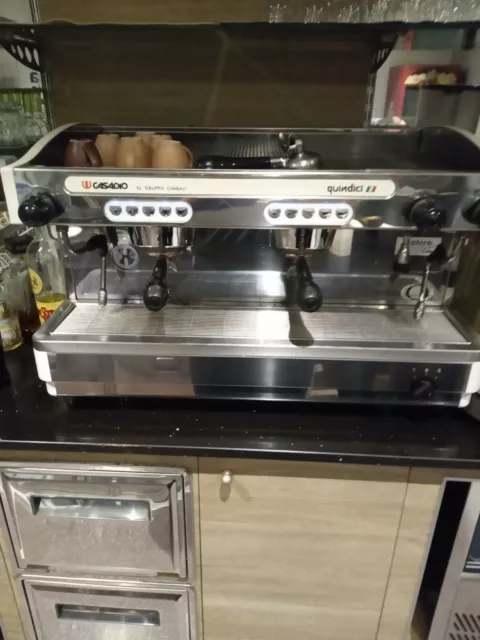 voglio vedere una macchina per il caffè professionale marca gruppo cimbali