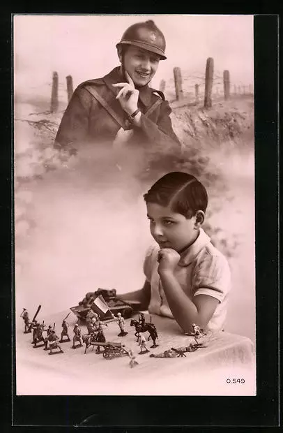 AK Kleiner Junge spielt mit seinen Plastik-Soldaten, Kinder Kriegspropaganda