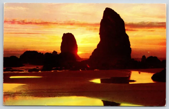 Postcard The Setting Sun, Haystack Rock & Needles, Cannon Beach, Oregon Unposted