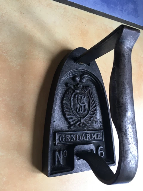 ANCIEN FER À repasser en fonte N° 6 GENDARME EUR 15,00 - FR