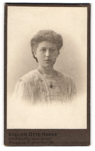 Fotografie Otto Haase, Hamburg, Portrait junge Dame im hübschen Kleid mit Halsk