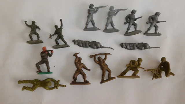 Un lot de 5 véhicules militaires en plastique style jouets de bazar