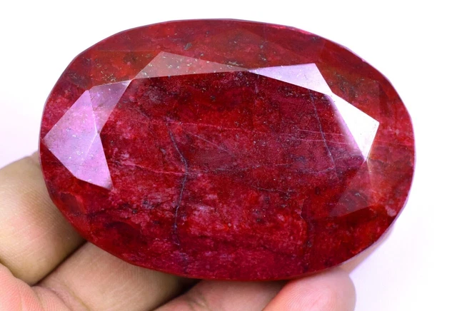 Rubis Naturel Ovale 37.85 Carats, Rouge Sang, Certifié AGL, Transparent Sans Défaut (Mozambique)